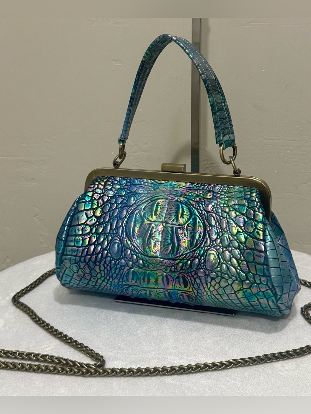 Iridescent Croc-Embossed Leather Handmade Retro Style Push Lock Frame Bag